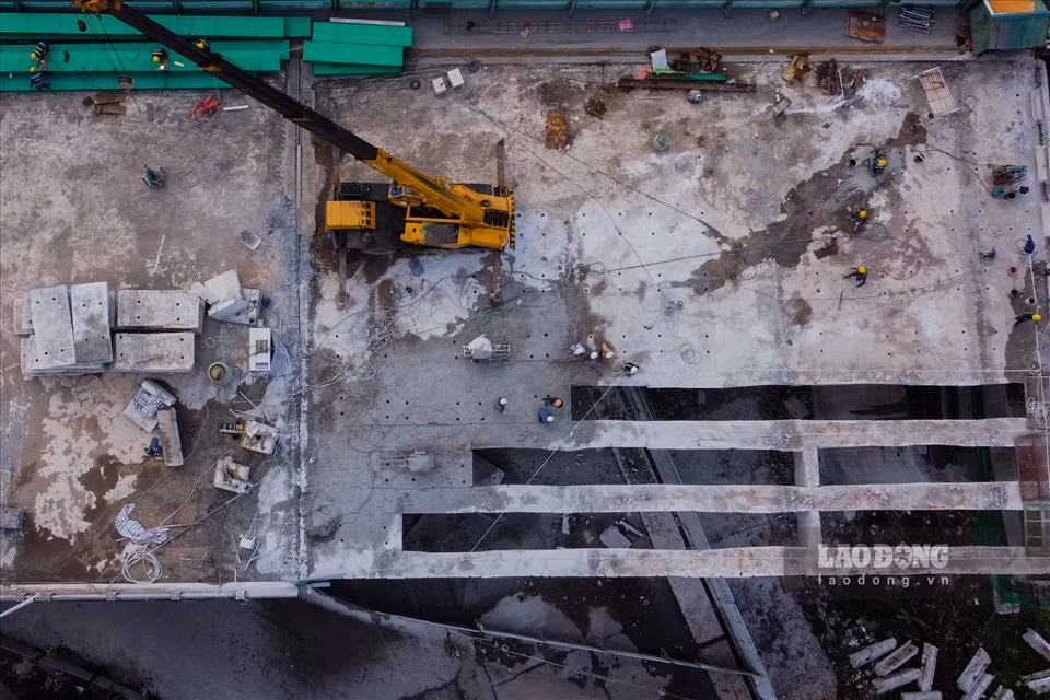 Đại diện nhà thầu cho hay, dự kiến trụ cầu H17B được phá bỏ hoàn toàn. Trong khi đó, trụ H18 sẽ được phá dỡ phần xà mũ bên trên.