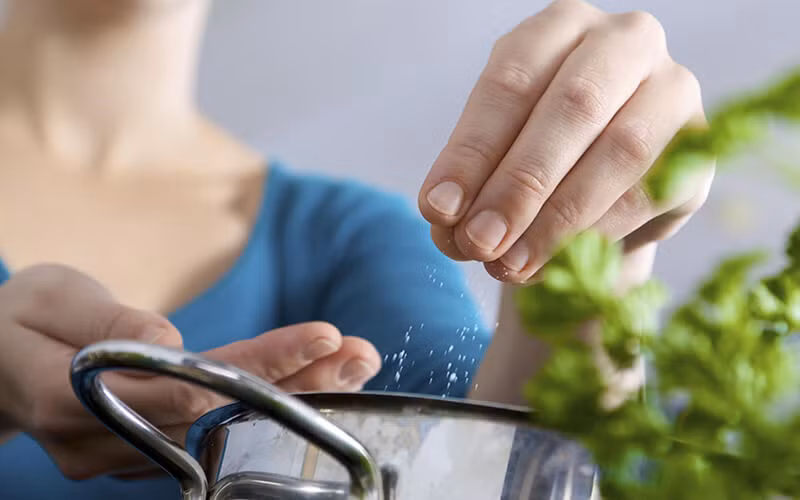 Co nen cho gia vi vao mon an dam cho be duoi 1 tuoi?