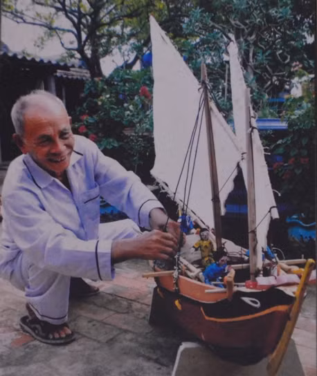 Nghệ nhân Võ Hưng Đạt đang phục dựng lại khinh thuyền Hùng binh Hoàng Sa năm xưa. (Ảnh tư liệu).