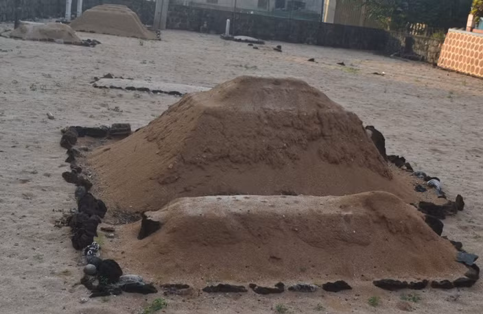  …Còn số nhiều thì là những mộ gió “vô danh”, được đặt một hòn đá cuội thay cho văn bia.