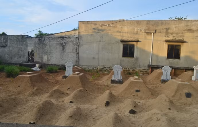  Để tỏ lòng tưởng nhớ và tri ân công lao những người lính Hoàng Sa năm xưa đã anh dũng hy sinh và mãi mãi nằm lại với biển cả, nhân dân trên khắp huyện đảo đã đắp nên các nấm mộ gió và lập đền Âm Linh tự để làm nơi thờ phụng những người lính Hoàng Sa.