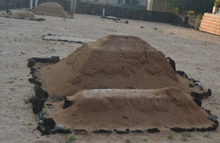  …Còn số nhiều thì là những mộ gió “vô danh”, được đặt một hòn đá cuội thay cho văn bia.