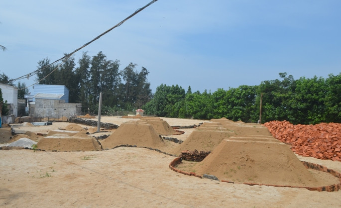  Cho đến nay, người dân đất đảo Lý Sơn còn lưu truyền câu ca về số phận của những người đi lính Hoàng Sa năm xưa: “Hoàng Sa trời nước mênh mông/ Người đi thì có mà không thấy về/ Hoàng Sa mây nước bốn bề/ Tháng hai (ba) khao lề thế lính Hoàng Sa”. 