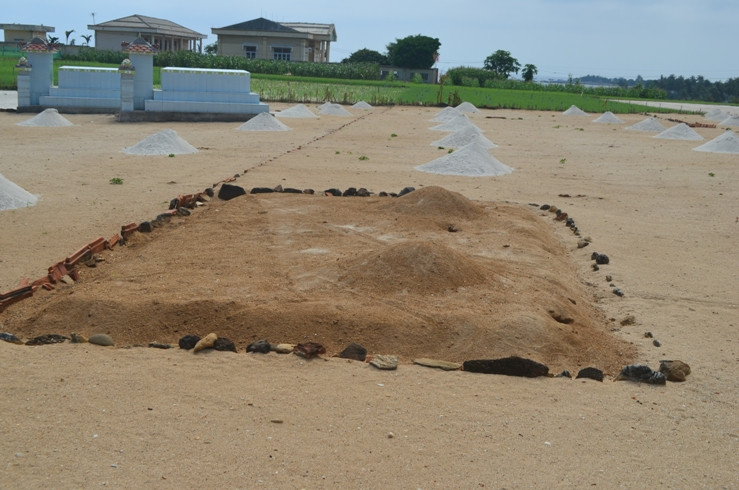  Hiện nay, Mộ Âm Binh Hoàng Sa nằm rải rác khắp nơi trong đảo, ngay tại những mẫu ruộng trồng hành tỏi bát ngát vẫn thi thoảng xuất hiện những mộ gió Âm Binh Hoàng Sa. Với người dân trên đảo, hình bóng của những Hùng Binh Hoàng Sa tuy thân xác mãi mãi nằm lại với biển cả nhưng linh hồn vẫn trở về với đất Mẹ Lý Sơn hiền hậu.