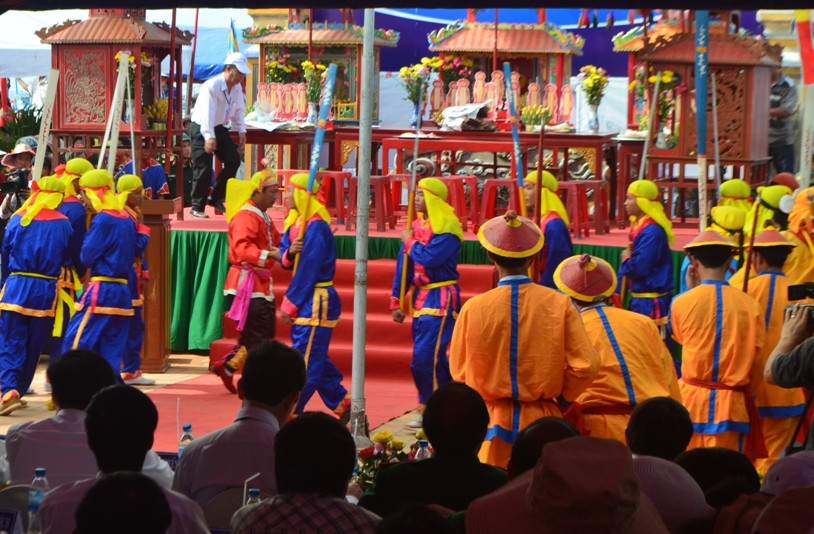  Hằng năm, vào ngày 16/3 âm lịch, nhân dân trên đảo lại long trọng tổ chức Lễ Khao Lề Thế Lính Hoàng Sa nhằm tưởng nhớ công ơn của các bậc tiền nhân đã hy sinh vì Tổ quốc.