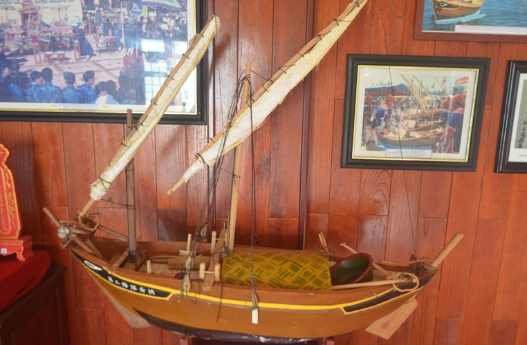  Mô hình ghe câu (điếu thuyền) phương tiện di chuyển trên biển của những Hùng Binh Hoàng Sa năm xưa được trưng bày trong bảo tàng Hải Đội Hoàng Sa ở đảo Lý Sơn. 