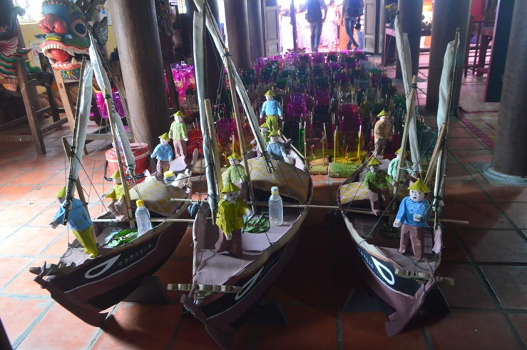 ...đi trên chiếc ghe câu truyền thống miền Trung với hành trang của mỗi người lính là 1 đôi chiếu, 7 đòn tre, 7 sợi mây buộc dài và 1 thẻ bài ghi rõ danh tính, bản quán và phiên hiệu.