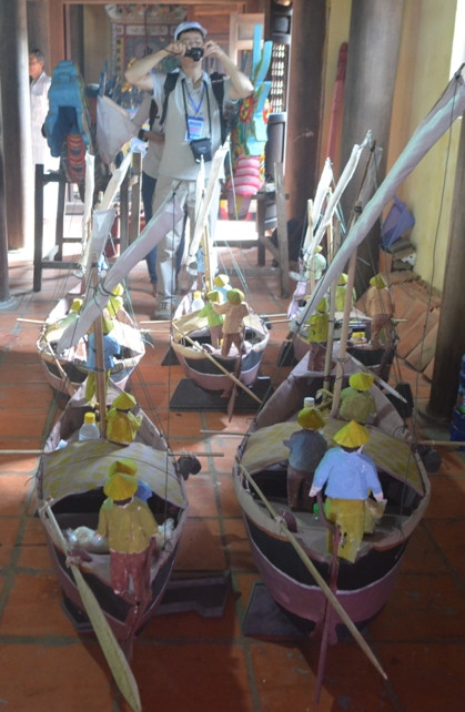  Theo tài liệu gia phả của những dòng họ sinh sống trên đảo, thời ấy, mỗi năm chúa Nguyễn đã tuyển chọn khoảng đội lính Hoàng Sa gồm 70 chiến sĩ hùng tráng...