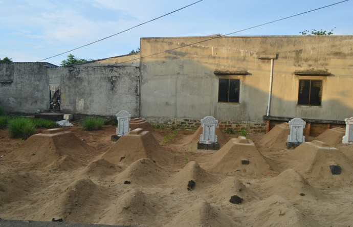  Để tỏ lòng tưởng nhớ và tri ân công lao những người lính Hoàng Sa năm xưa đã anh dũng hy sinh và mãi mãi nằm lại với biển cả, nhân dân trên khắp huyện đảo đã đắp nên các nấm mộ gió và lập đền Âm Linh tự để làm nơi thờ phụng những người lính Hoàng Sa.