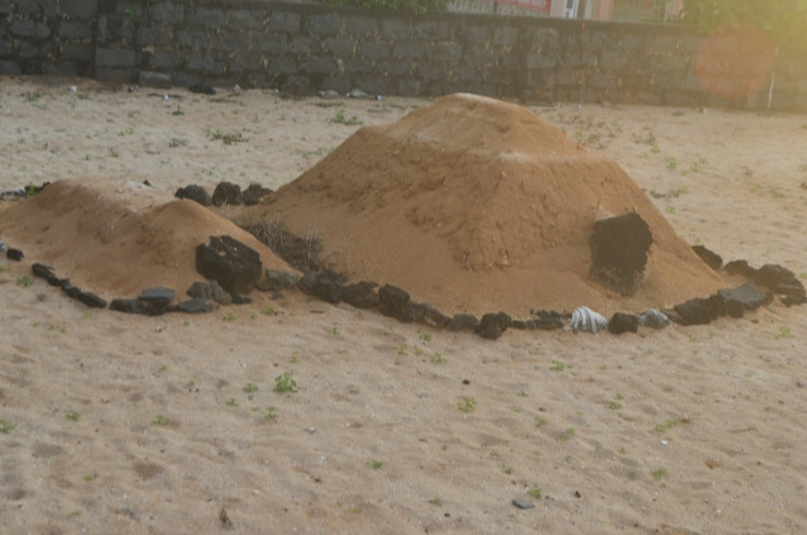  Tùy vào độ tuổi, địa vị và thâm niên trong nghề đi biển mà mộ gió Âm Binh Hoàng Sa có kích thước, độ to nhỏ khác nhau. Nhìn chung, mộ được đắp bằng những cồn cát theo hình thang cân.