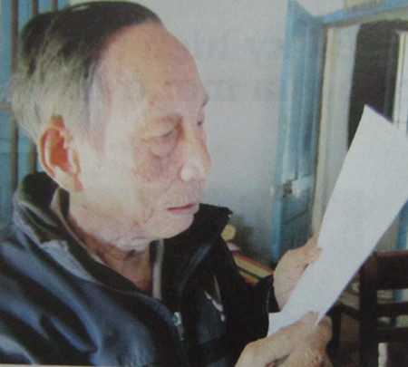 Đã 94 tuổi, cụ Dương Quỳnh đọc tờ sắc lệnh (photo) vẫn không cần đeo kính. Ảnh: Nam Cường.