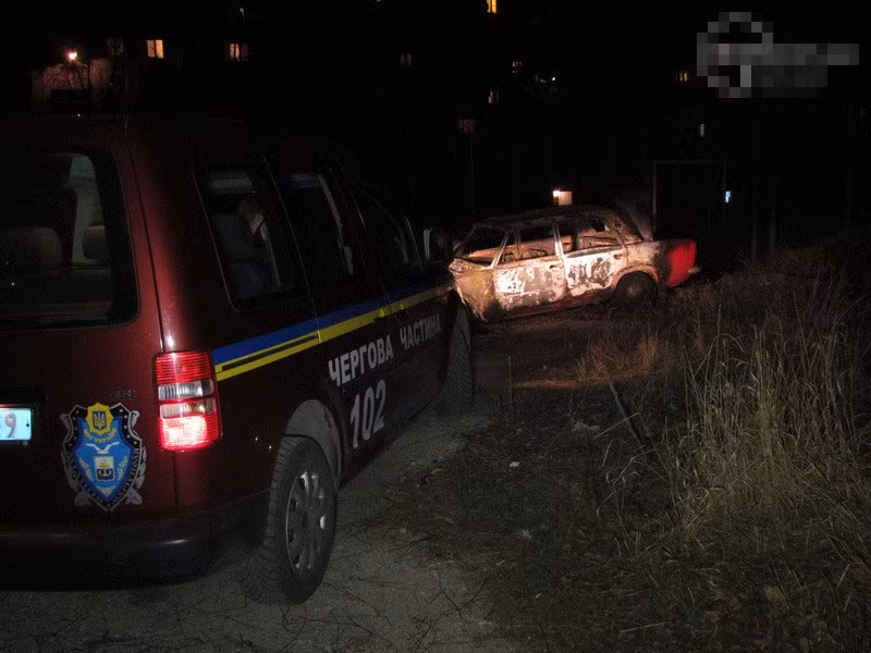 Trong khi đó, vào buổi tối ngày 23/11, người dân bỗng nhiên nghe thấy một tiếng nổ chói tai phát ra từ chiếc xe ô tô bị bỏ lại tại một khu đất vắng.