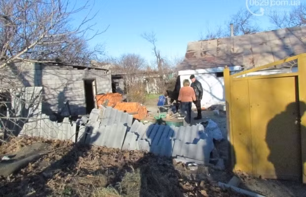 Cạnh đó, ngôi nhà của một người dân cũng chịu chung số phận.