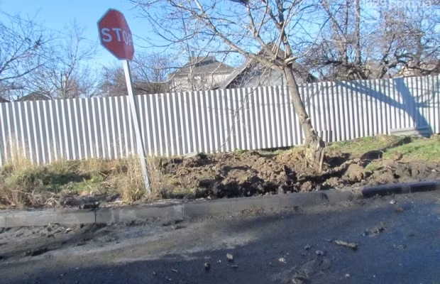 Khung cảnh nền đường bị cày nát sau khi trúng pháo.