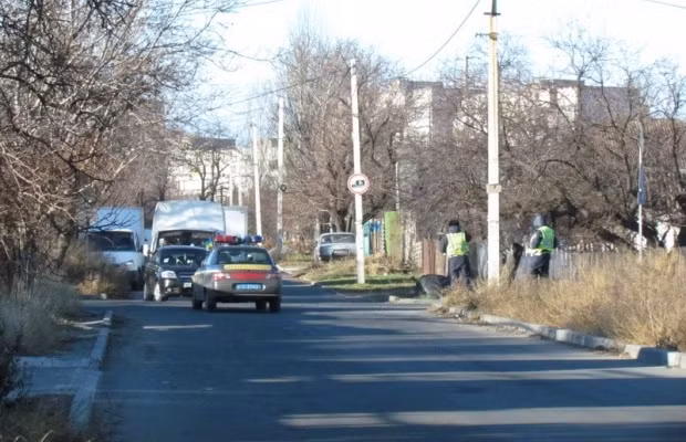 Nhân viên an ninh và xe cảnh sát, cứu thương nhanh chóng tới hiện trường.