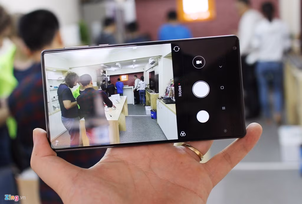 Mi Mix có camera sau 16 megapixel. Thử nghiệm nhanh cho thấy camera này bắt nét nhanh, chi tiết tốt. Tuy nhiên, màu sắc ảnh chưa thực sự tươi. Nhìn chung, camera này chưa thể so sánh với các smartphone hàng đầu hiện nay.