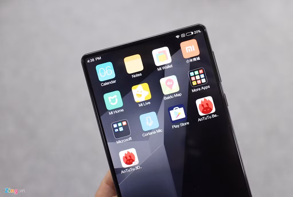 Cầm trên tay, Mi Mix tạo cảm giác chắc và hơi nặng. Máy khá dày so với nhiều smartphone cao cấp hiện nay.