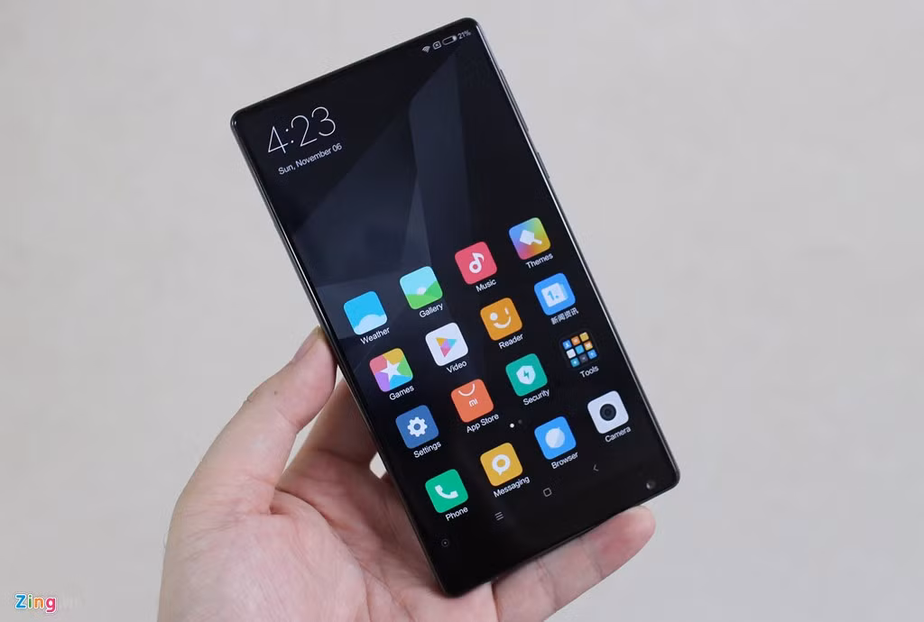 Được mệnh danh là smartphone của tương lai, điểm nhấn của Xiaomi Mi Mix là thiết kế không viền màn hình. Máy dùng công nghệ màn hình LCD IPS, màu sắc trong và sâu. Mặc dù vậy, với độ phân giải Full HD, có thể thấy độ sắc nét của màn hình này chưa phải hoàn hảo.