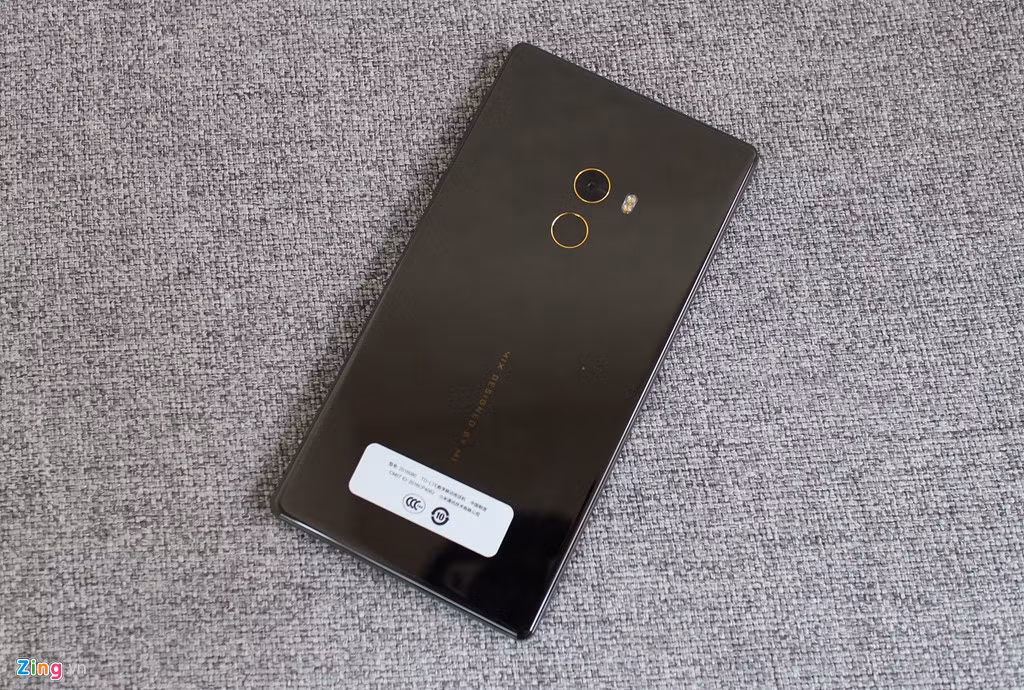 Mi Mix trang bị cấu hình cao với chip Qualcomm Snapdragon 821, RAM 6 GB, dung lượng lưu trữ trong 256 GB.
