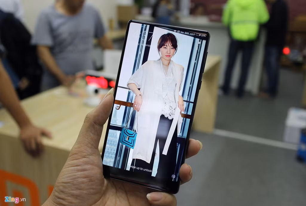 Khi hiển thị hình ảnh, video hoặc các nội dung bất kỳ, Mi Mix thể hiện sự đẳng cấp của mình. Nội dung hiển thị tràn khắp phần viền của máy, trông giống một tấm gương nhìn rất thích mắt.