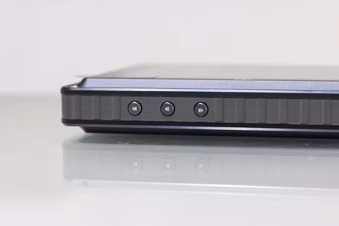 Cạnh trái máy có nút bấm chuyển bài hát trước/sau và nút chạy/dừng.