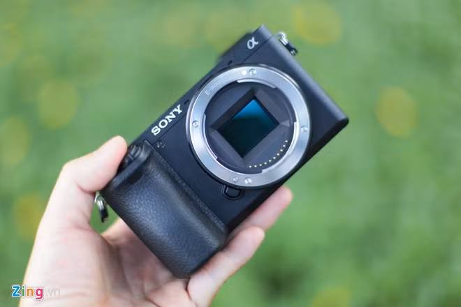 Nâng cấp đáng chú ý nhất trênA6500 là khả năng chống rung 5 trục, tương tự đàn anh A7R II hay A7 II. Hệ thống này có thể giúp máy chống rung đến 5 stops.