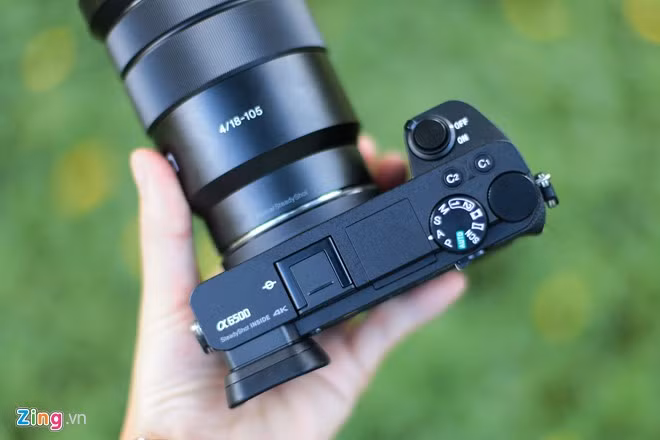 Điểm mạnh của Sony A6500 là khả năng tương thích cao với ống kính của các hãng khác. Máy vẫn sẽ hỗ trợ đầy đủ các tính năng thông qua ngàm chuyển.