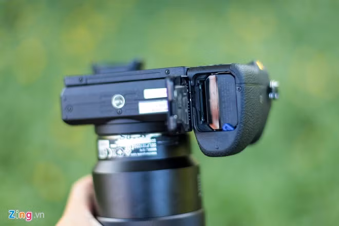 Máy vẫn dùng thẻ nhớ SD, khe cắm thẻ nằm bên cạnh khay pin.