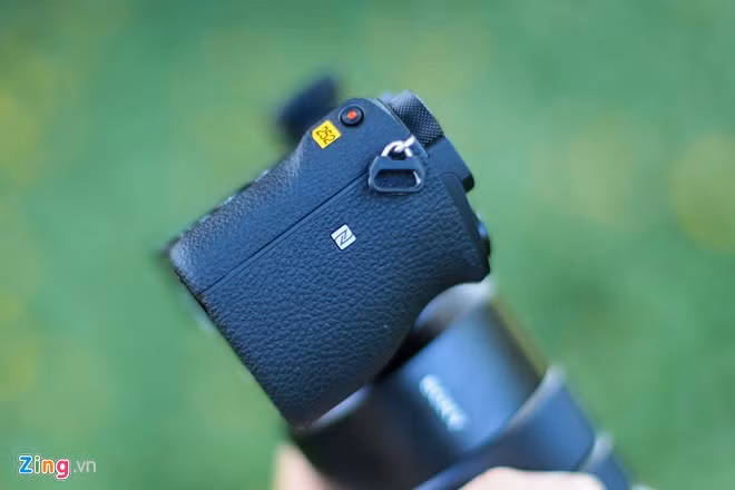 So với các model tiền nhiệm, phần báng của A6500 nhô ra một chút, cho cảm giác cầm nắm chắc chắn hơn. Biểu tượng NFC được đóng chìm vào lớp da.