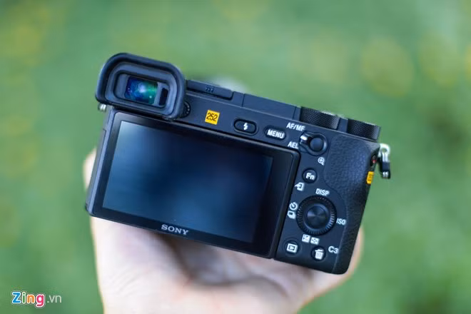 Theo Sony, A6500 có thể quay film 4K trong vòng 40-45 phút. Bộ xử lý mới giúp máy có thể chụp liên tiếp 11hình/giây. Máy cũng có thể chụp liên tục 307 bức ảnh cùng lúc nhờ bộ nhớ đệm được gia tăng.