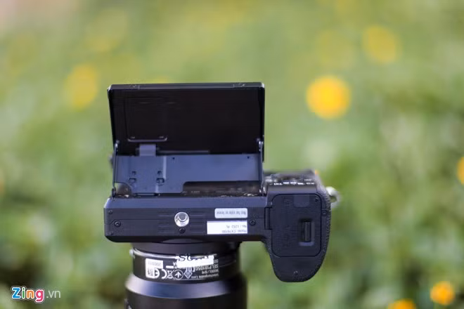 Sony A6500 dùng bộ khung kim loại cho khả năng chống chịu va đập tốt hơn.