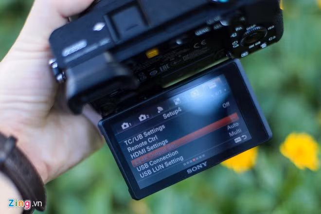 Về thiết kế, A6500 không khác nhiều so với bản tiền nhiệm A6300. Thay đổi dễ nhận thấy là màn hình 3 inch, hỗ trợ cảm ứng. Người dùng đã có thể di chuyển điểm lấy nét ngay trên màn hình một cách dễ dàng.