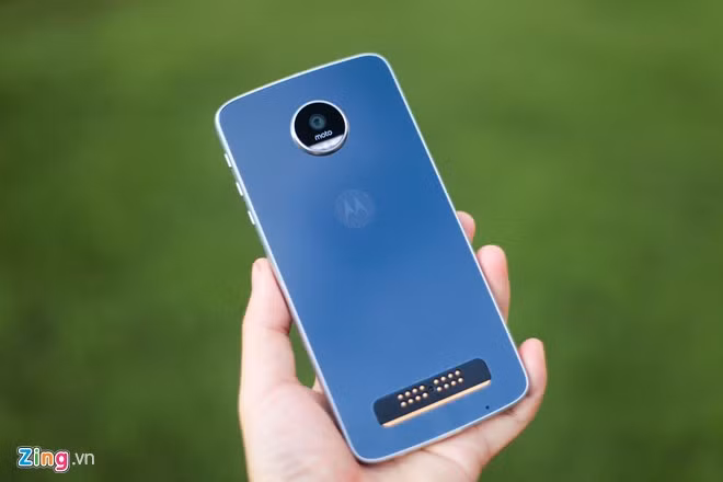 Khác với 2 model trước đó, Z Play sử dụng mặt lưng bằng kính với các vòng tròn đồng tâm ở bên trong tạo điểm nhấn. Mặt lưng này sẽ thay đổi màu sắc khi ánh sáng phản chiếu.