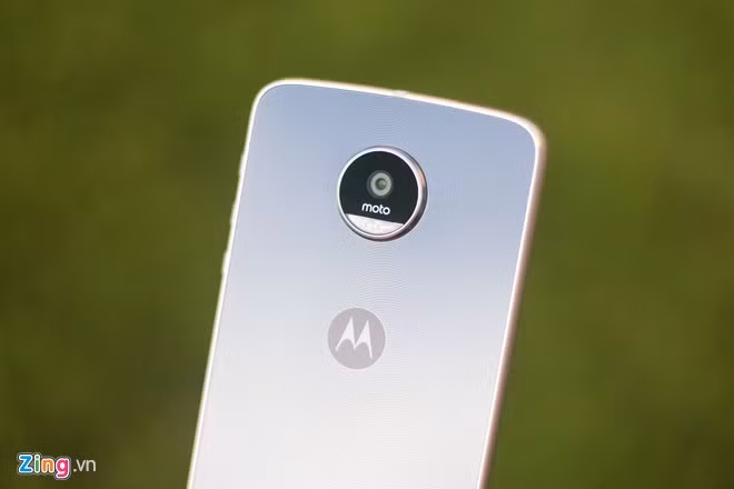 Điểm nhấn chính trên Moto Z Play là cụm camera 16 MP lồi lên khá cao so với thân máy.
