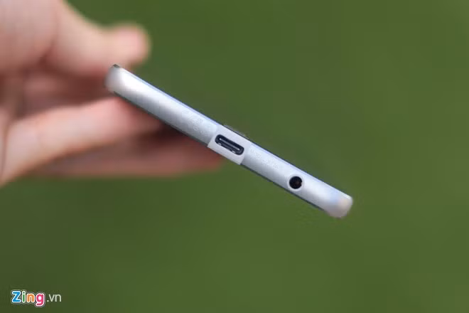 Máy được trang bị cổng USB Type-C. Thỏi pin 3.510 mAh cho thời gian sử dụng lên đến 2 ngày.