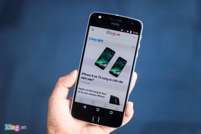 Mặc dù sử dụng chất liệu kim loại kết hợp mặt kính nhưng thiết kế của Moto Z Play vẫn khá thô. Thân máy dày, các đường cắt sắc cạnh, diện tích hiển thị màn hình thấp.