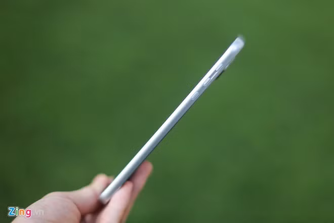 Các phím cứng được làm mảnh, người dùng cần dùng lực mạnh để thao tác.