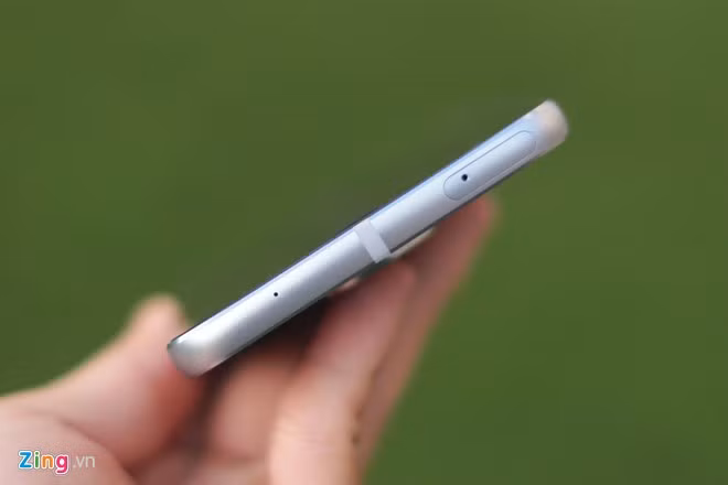 Khe cắm SIM ở cạnh trên, dải nhựa giúp bắt sóng tốt hơn nằm chính giữa.