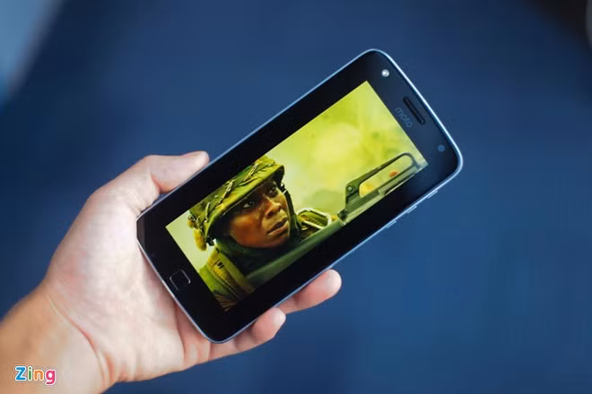 Lenovo vẫn chưa công bố giá bán chính thức cho Moto Z Play. Trên thị trường quốc tế, model này có giá khoảng 400 USD.