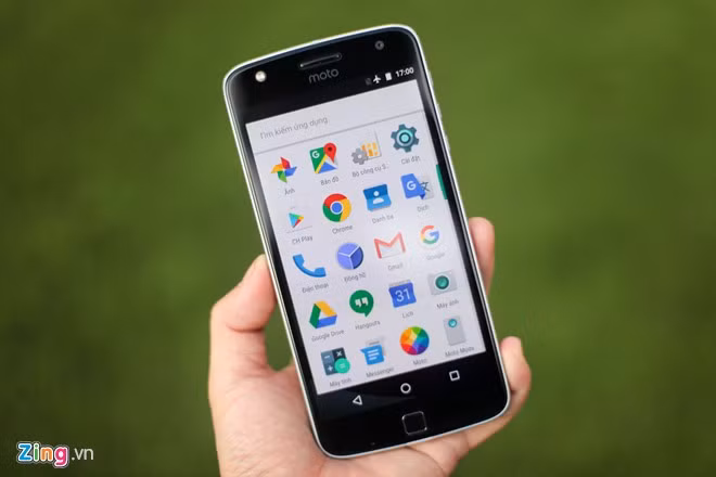 Moto Z Play được trang bị màn hình 5,5 inch, độ phân giải Full HD. Máy chạy hệ điều hành Android 6.0 trên nền tảng chipSnapdragon 625, RAM 3 GB, bộ nhớ trong 32 GB.