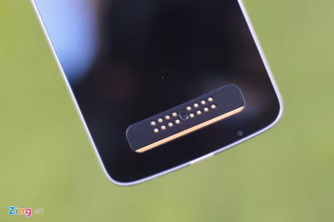 Mặc dù được đinh vị thấp hơn Moto Z và Z Force nhưng Z Play vẫn được trang bị các chấu kết nối cho phép tương thích với các phụ kiện Moto Mods.