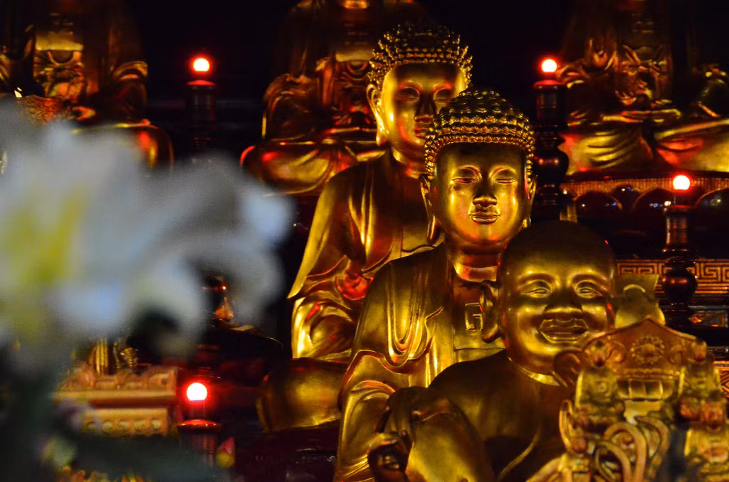 Những bức tượng Phật uy nghiêm trong chính điện chùa. Ảnh: Gerard Ruiters - Flickr.com.