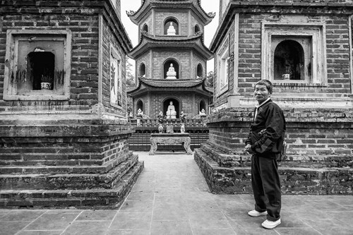 Trong sân chùa. Ảnh: Darius K. - Flickr.com.