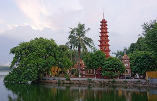 Một góc nhìn khác về chùa Trần Quốc từ đường Thanh Niên. Ảnh: Stefano Di Chiara - Flickr.com.