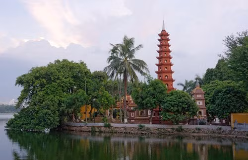 Một góc nhìn khác về chùa Trần Quốc từ đường Thanh Niên. Ảnh: Stefano Di Chiara - Flickr.com.