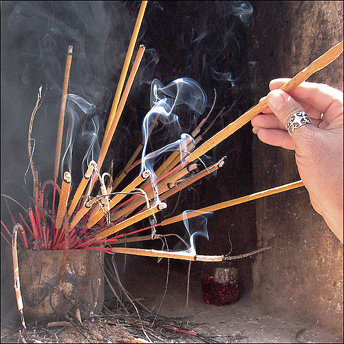 Dâng hương ngày Mùng 1 tại chùa Trấn Quốc. Ảnh: NaPix - Flickr.com.