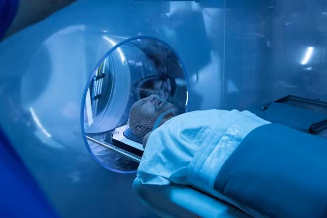  4. Số hóa sự tồn tại: Bước sang thế kỷ 22, nhiều khả năng con người sẽ sở hữu cuộc sống vĩnh hằng bằng việc số hóa não bộ (mind uploading). Bộ não, thông qua cách này hay cách khác, có thể được mã hóa tới cấp độ phân tử một phần hoặc toàn bộ. Mọi thứ thuộc về cá nhân một người từ các ký ức, thông tin và thậm chí là tính cách đều được lưu trữ trên máy vi tính. Các nhà khoa học khẳng định công nghệ này hoàn toàn có thể thực hiện được trong tương lai. Tuy nhiên, nhiều người vẫn băn khoăn về tính nhân văn của mind uploading cũng như khả năng xuất hiện những “con zombie ảo” trên mạng…