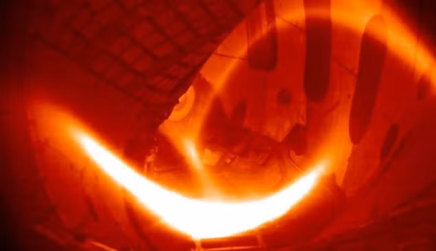  8. Dung hợp năng lượng: Đầu năm nay, các nhà vật lý ở Đức đã sử dụng xung đột vi sóng 2-megawatt để làm nóng khí hydro mật độ thấp ở mức 80 triệu độ C. Mặc dù chỉ kéo dài 1/4 giây nhưng thí nghiệm này hứa hẹn sự khởi đầu của công nghệ sản xuất năng lượng mới – phản ứng tổng hợp hạt nhân. Đây là phản ứng giúp tạo ra một hạt nhân nặng duy nhất từ hai hạt nhân nhẹ hơn.Các nhà khoa học tin rằng từ đây có thể khai thác nguồn năng lượng sạch thay thế nhiên liệu hóa thạch và các lò phản ứng hạt nhân thông thường.