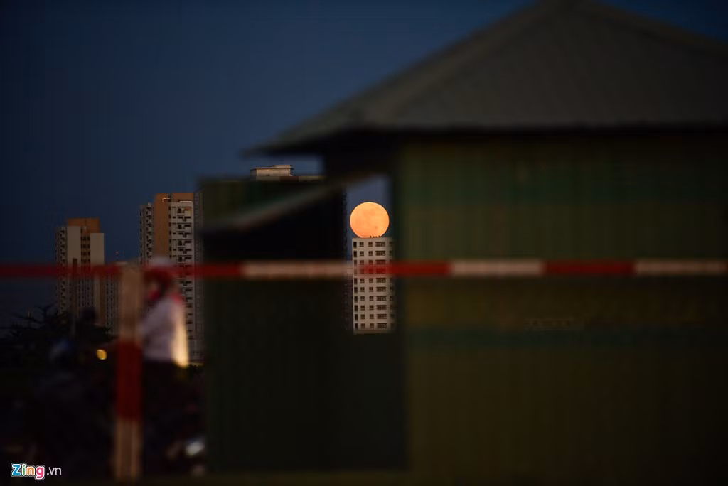 Đây là lần Mặt Trăng ở gần Trái Đất nhất (cách khoảng 356.000 km) kể từ tháng 1/1948.