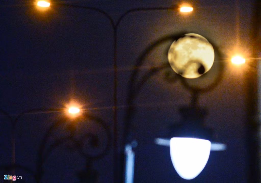 Siêu trăng là thuật ngữ xuất hiện gần đây để chỉ thời điểm trăng tròn và ở cận điểm, tức là điểm gần nhất của nó so với trái đất trong quỹ đạo hình elip.